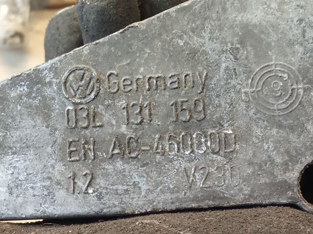 bontott AUDI A4 B8 Vízhűtő Radiátor Tartó