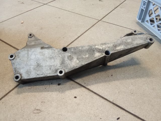 bontott AUDI A4 B8 Vízhűtő Radiátor Tartó