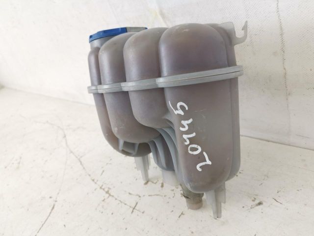 bontott AUDI A4 B9 Kiegyenlítő Tartály