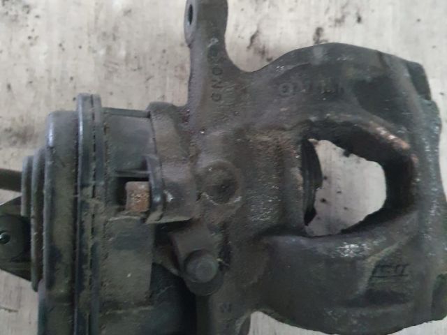 bontott AUDI A4 B9 Jobb első Féknyereg Munkahengerrel