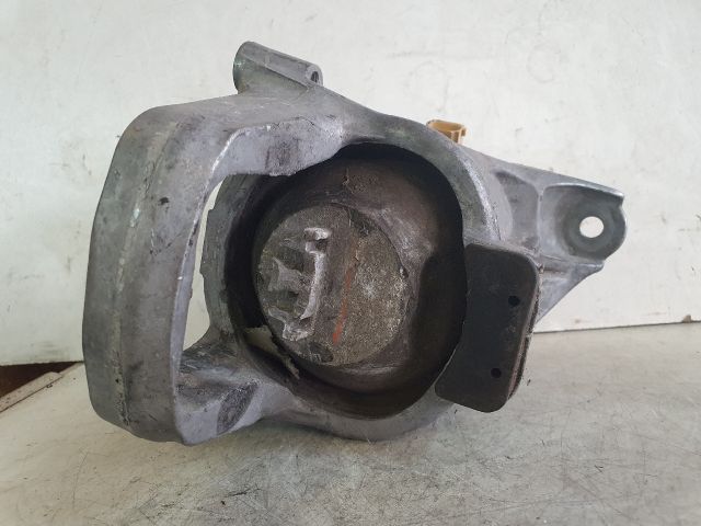 bontott AUDI A4 B9 Motor Tartó Bak Bal