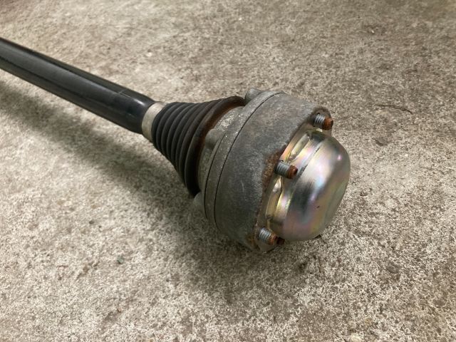 bontott AUDI A4 B9 Jobb hátsó Féltengely