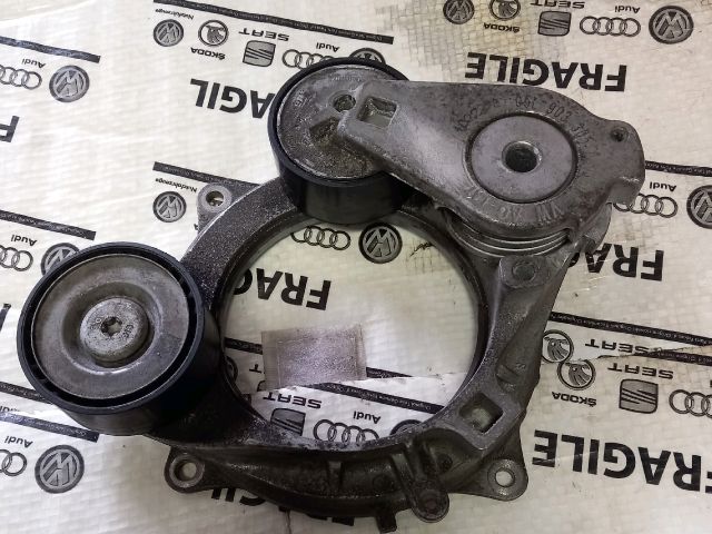 bontott AUDI A4 B9 Vezérlés Lánc / Szíj Feszítő Görgő