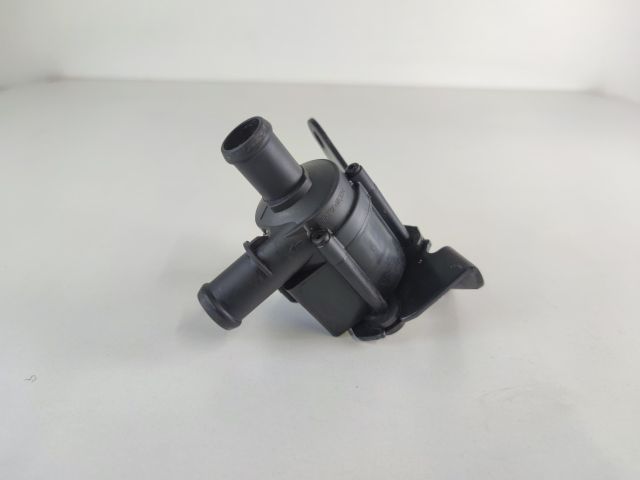 bontott AUDI A4 B9 Vízpumpa
