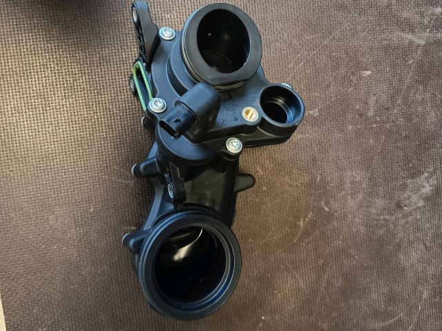 bontott AUDI A4 B9 Termosztát