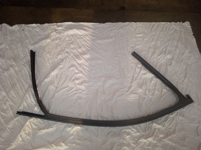 bontott AUDI A4 B9 Bal első Ablakvezető Gumi