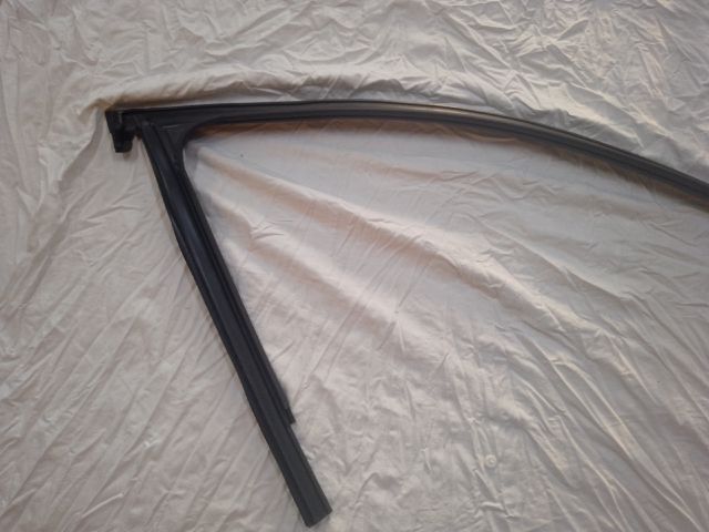 bontott AUDI A4 B9 Bal első Ablakvezető Gumi