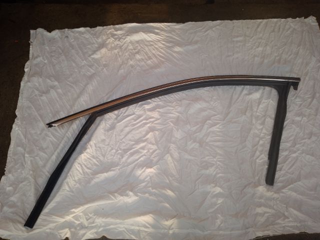 bontott AUDI A4 B9 Bal első Ablakvezető Gumi