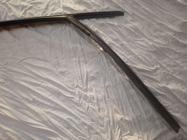 bontott AUDI A4 B9 Bal első Ablakvezető Gumi