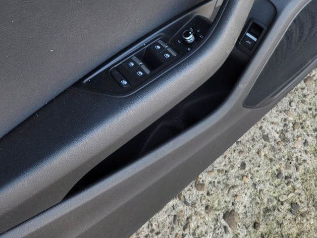 bontott AUDI A4 B9 Bal első Ajtó Kárpit