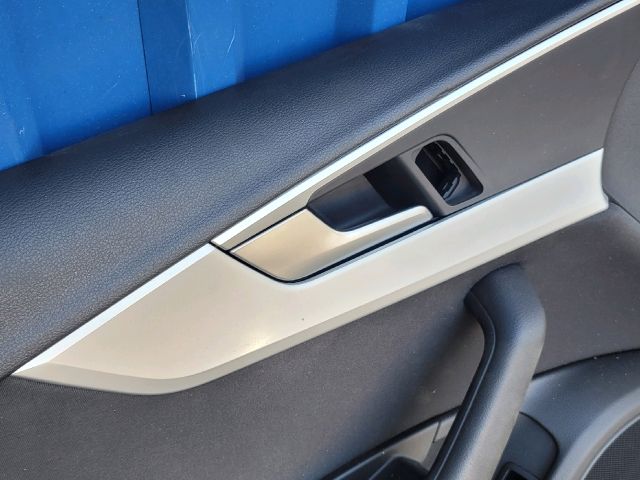 bontott AUDI A4 B9 Bal első Ajtó Kárpit