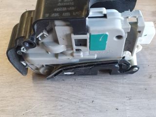 bontott AUDI A4 B9 Bal első Ajtózár