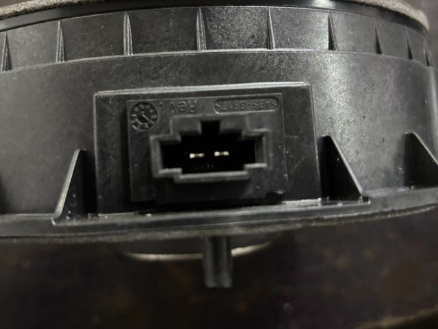 bontott AUDI A4 B9 Bal első Hangszóró