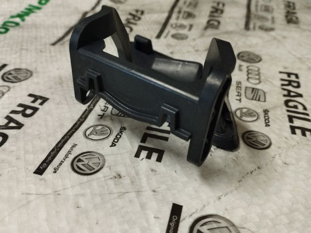 bontott AUDI A4 B9 Bal Fényszórómosó Fedél