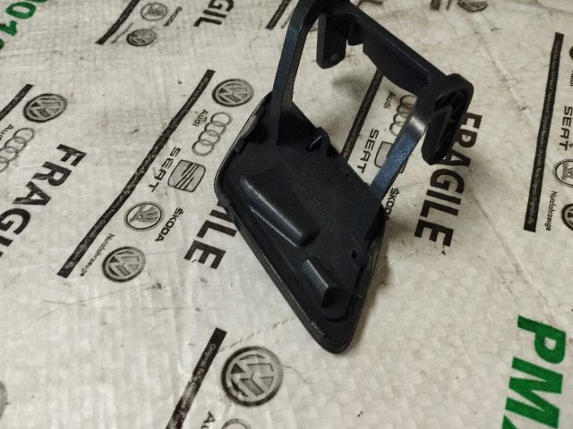 bontott AUDI A4 B9 Bal Fényszórómosó Fedél