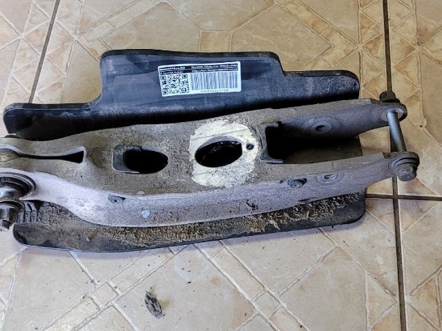 bontott AUDI A4 B9 Bal hátsó Alsó Lengőkar