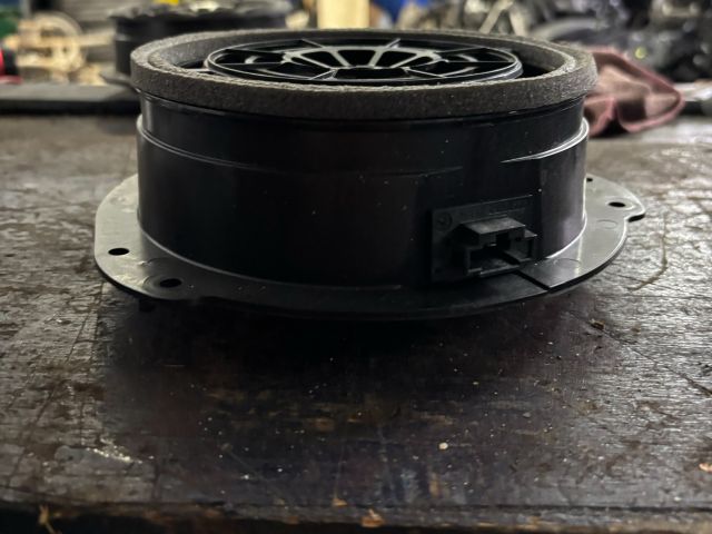 bontott AUDI A4 B9 Bal hátsó Hangszóró