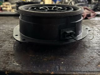 bontott AUDI A4 B9 Bal hátsó Hangszóró