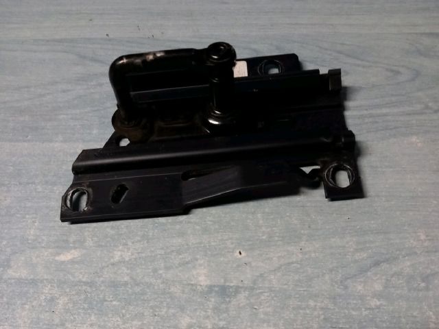 bontott AUDI A4 B9 Bal Motorháztető Zárszerkezet