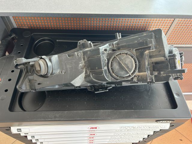 bontott AUDI A4 B9 Bal Xenon Fényszóró