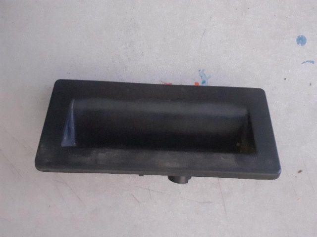 bontott AUDI A4 B9 Csomagtér Nyitó Kar / Gomb