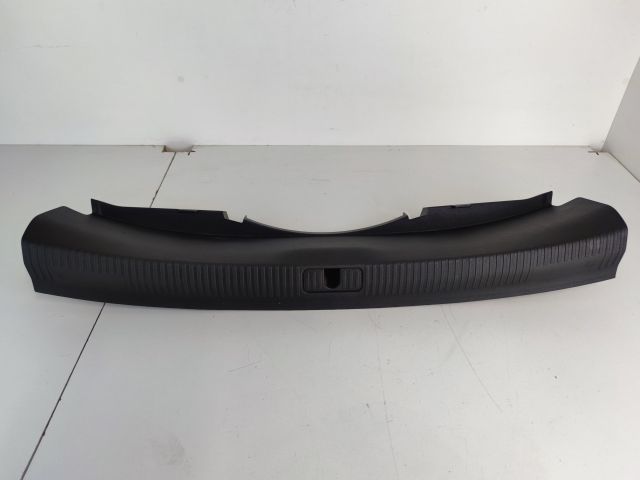 bontott AUDI A4 B9 Csomagtérajtó Díszléc