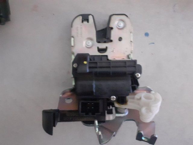 bontott AUDI A4 B9 Csomagtérajtó Zárszerkezet