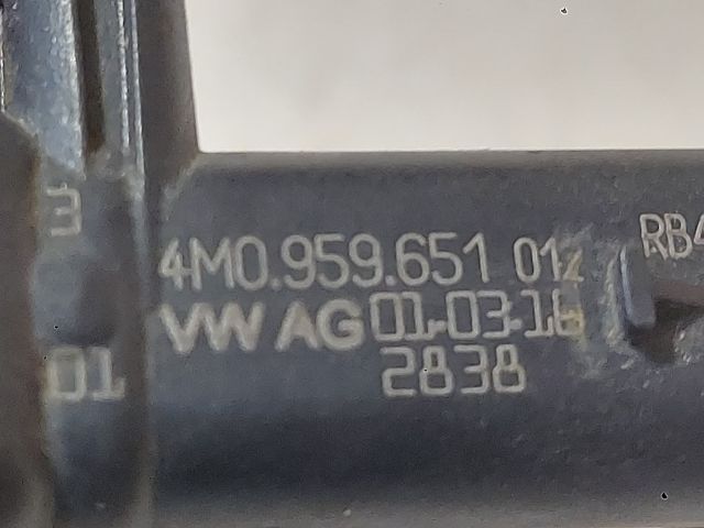 bontott AUDI A4 B9 Első Középső Ütközés Érzékelő (Homlokfalon)