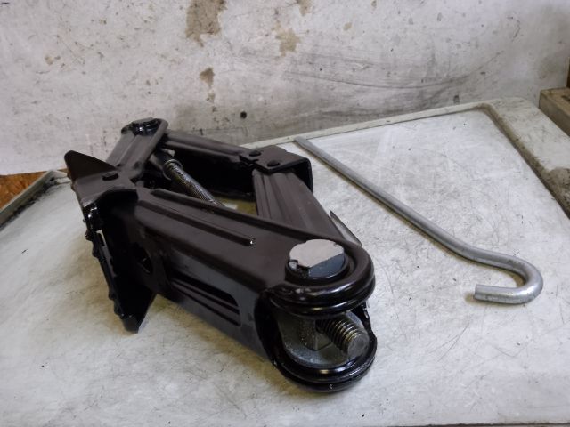 bontott AUDI A4 B9 Emelő