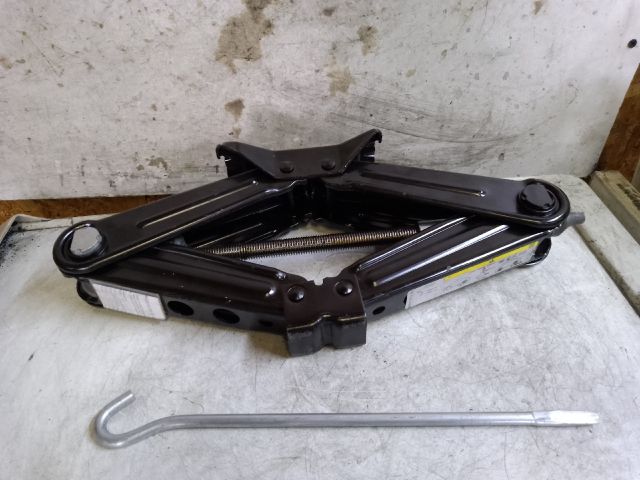 bontott AUDI A4 B9 Emelő