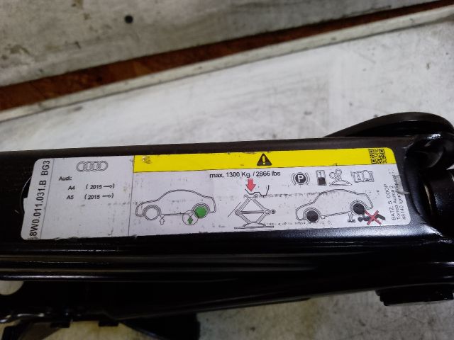 bontott AUDI A4 B9 Emelő