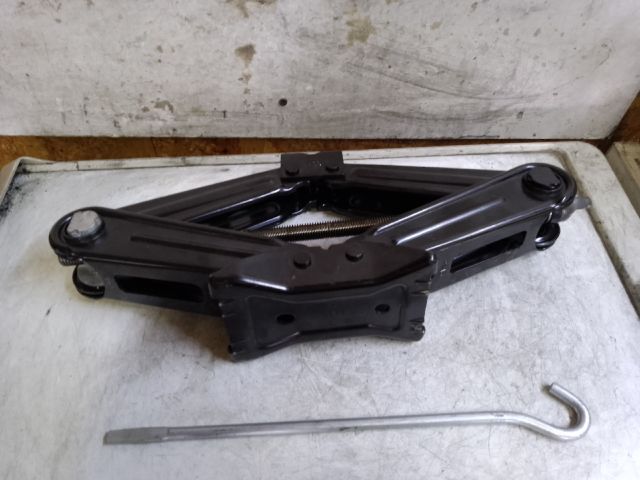 bontott AUDI A4 B9 Emelő