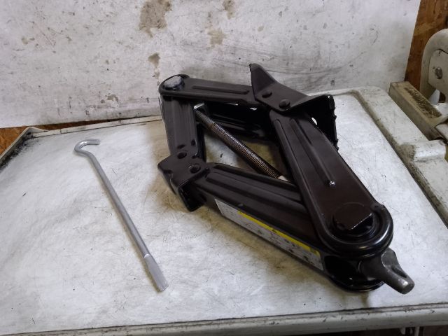 bontott AUDI A4 B9 Emelő