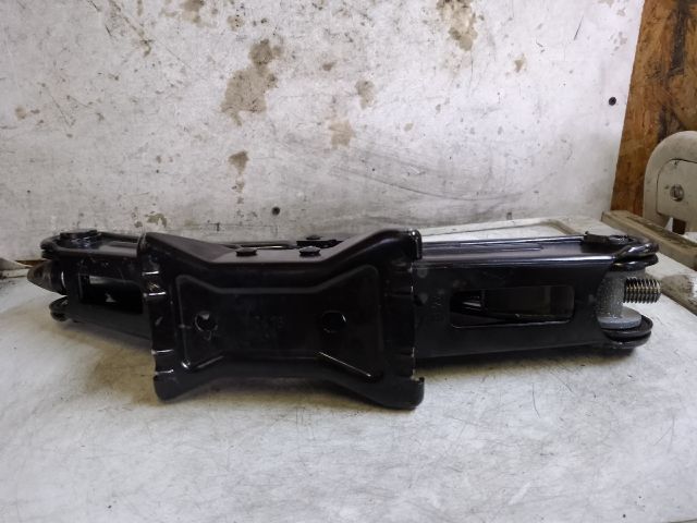 bontott AUDI A4 B9 Emelő