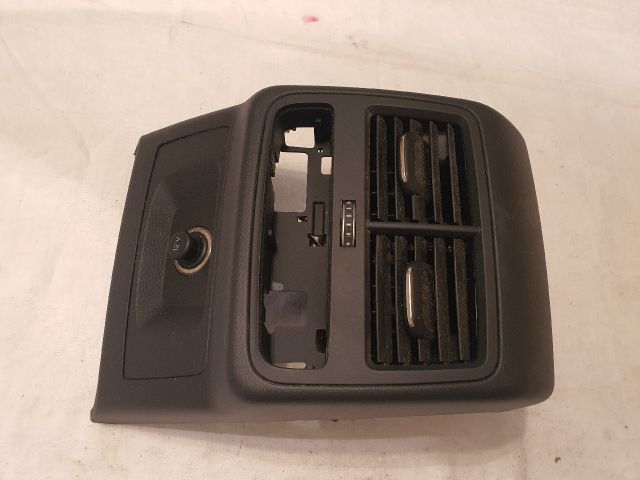 bontott AUDI A4 B9 Hátsó középső Szellőző