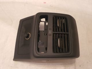 bontott AUDI A4 B9 Hátsó középső Szellőző