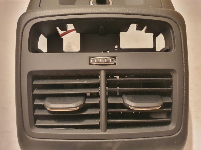 bontott AUDI A4 B9 Hátsó középső Szellőző