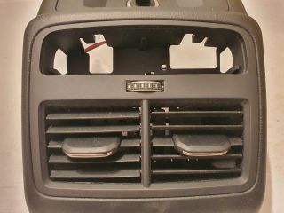 bontott AUDI A4 B9 Hátsó középső Szellőző