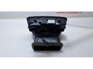 bontott AUDI A4 B9 Hátsó középső Szellőző