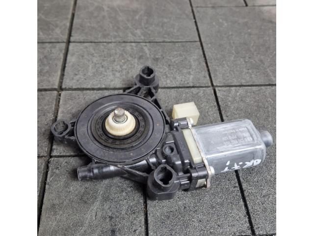 bontott AUDI A4 B9 Jobb első Ablakemelő Motor