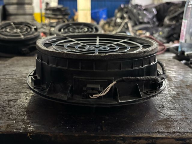 bontott AUDI A4 B9 Jobb első Hangszóró