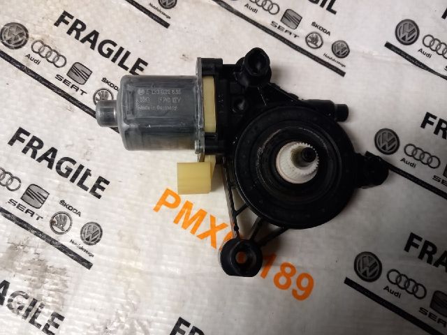 bontott AUDI A4 B9 Jobb hátsó Ablakemelő Motor