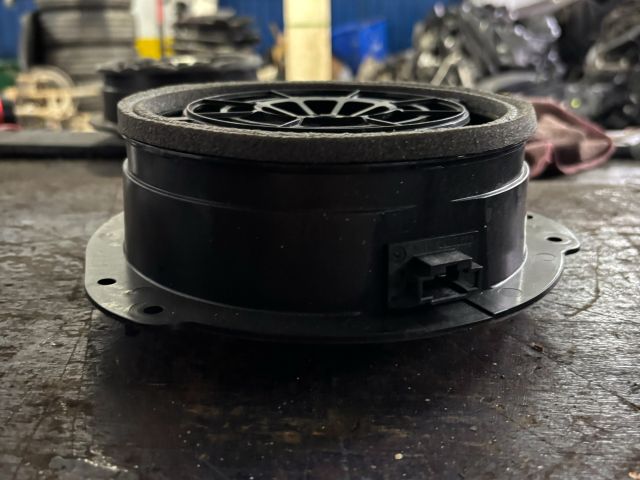 bontott AUDI A4 B9 Jobb hátsó Hangszóró