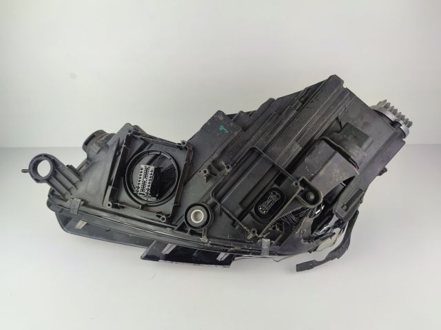 bontott AUDI A4 B9 Jobb Ledes Fényszóró