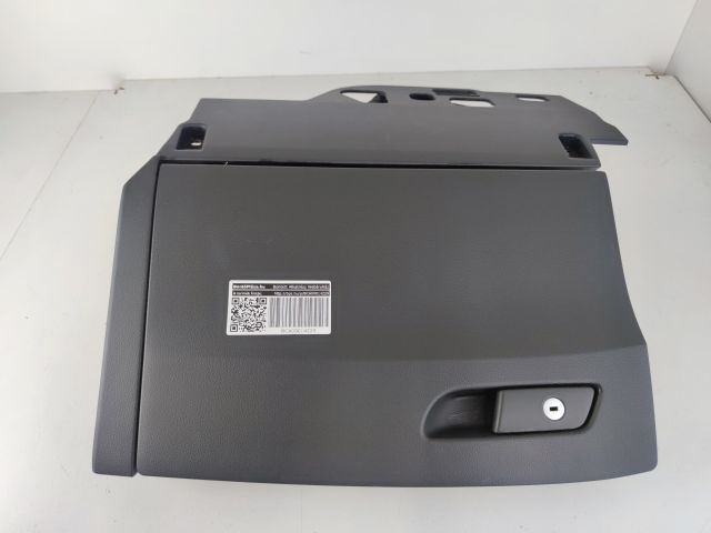 bontott AUDI A4 B9 Kesztyűtartó