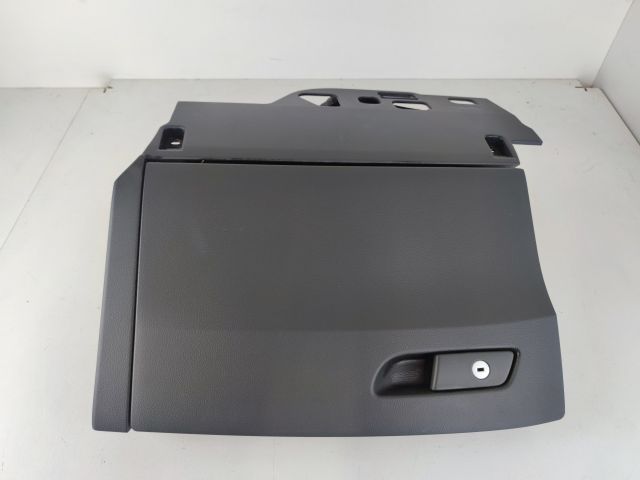 bontott AUDI A4 B9 Kesztyűtartó