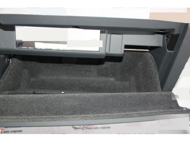 bontott AUDI A4 B9 Kesztyűtartó