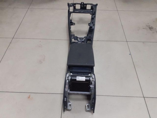 bontott AUDI A4 B9 Könyöklő