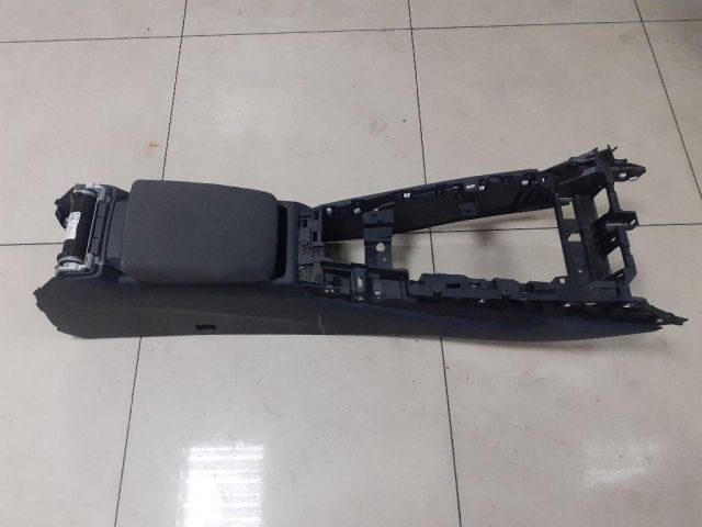 bontott AUDI A4 B9 Könyöklő