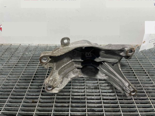 bontott AUDI A5 Motor Tartó Bak Jobb